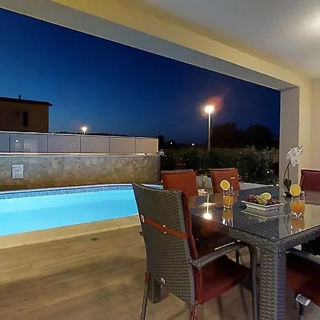 Marinella With Swimming Pool 아파트 비르
